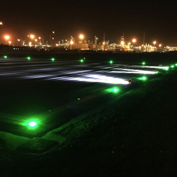 Anche in assenza di luce, le elisuperfici in alluminio Helipad rimangono sicure grazie alle luci per elisuperfici Helipad.